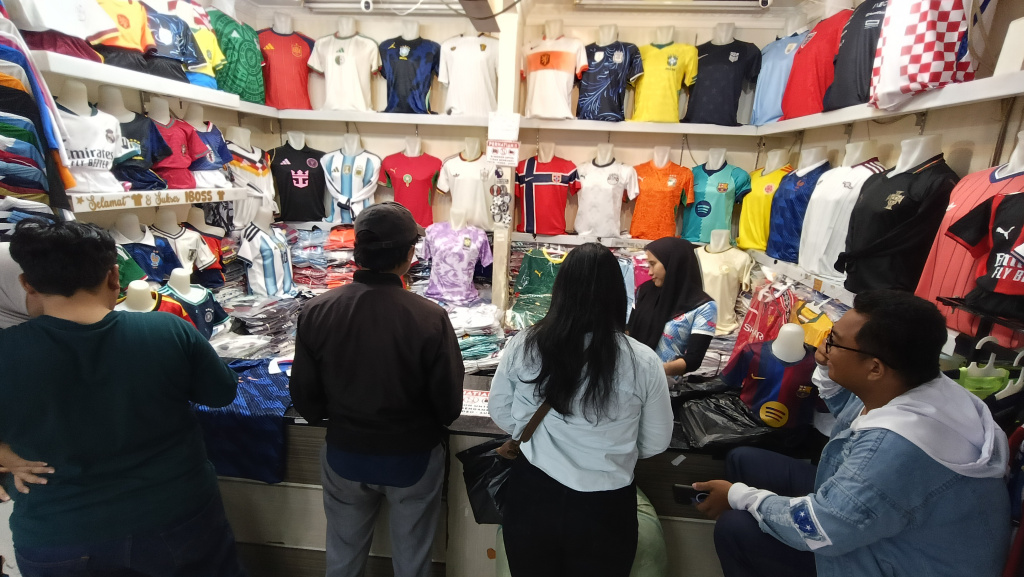 Pembeli memilih Jersey di Pasar Tanah Abang, Jakarta, Kamis (2/7/2026). (Beritanasional.com/Oke Atmaja)