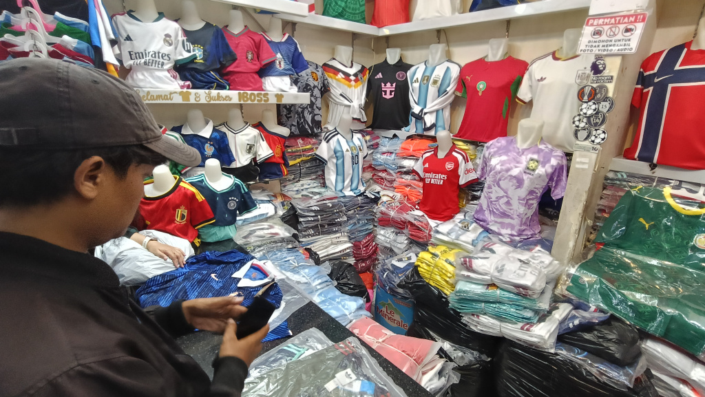 Pembeli memilih Jersey di Pasar Tanah Abang, Jakarta, Kamis (2/7/2026). (Beritanasional.com/Oke Atmaja)