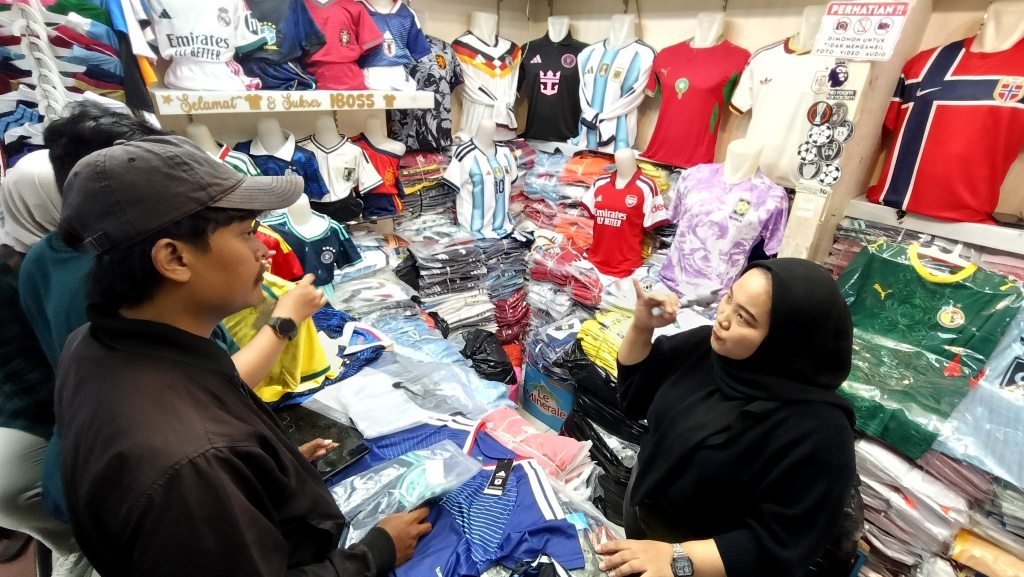 Pembeli memilih Jersey di Pasar Tanah Abang, Jakarta, Kamis (2/7/2026). (Beritanasional.com/Oke Atmaja)