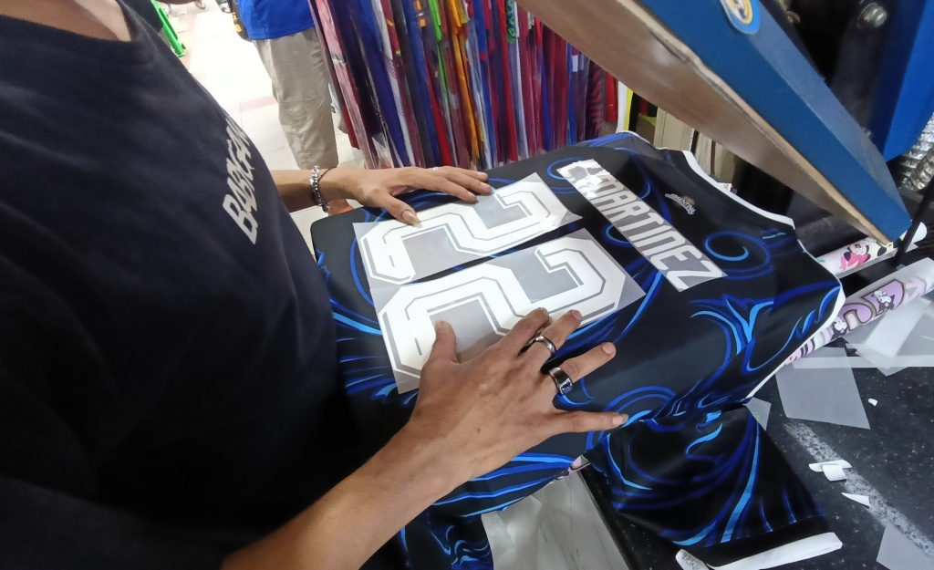 Pembeli memilih Jersey di Pasar Tanah Abang, Jakarta, Kamis (2/7/2026). (Beritanasional.com/Oke Atmaja)