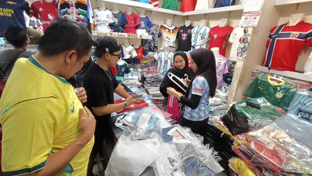 Pembeli memilih Jersey di Pasar Tanah Abang, Jakarta, Kamis (2/7/2026). (Beritanasional.com/Oke Atmaja)