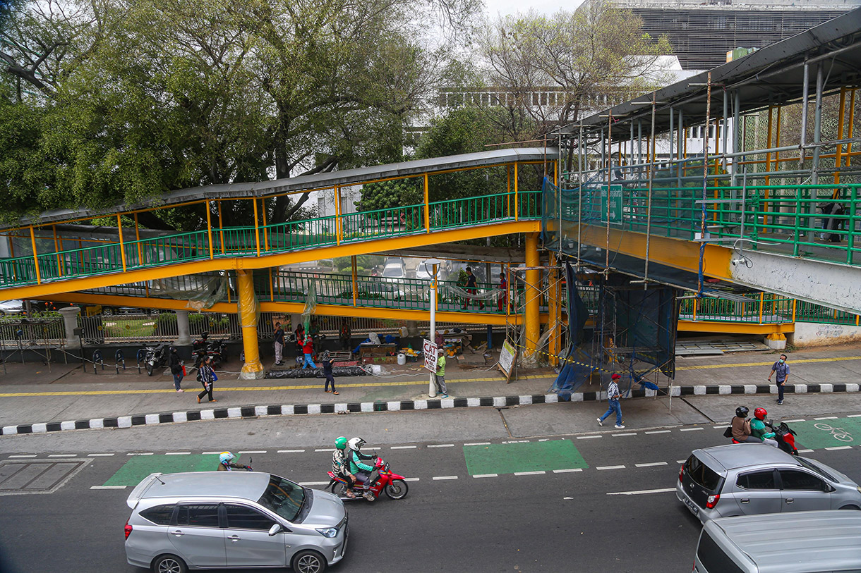 Para pekerja menggarap revitaliasai jembatan penyeberangan orang (JPO) di kawasan Salemba, Jakarta, Jumat, (11/10/2024).(BeritaNasional.com/Oke Atmaja)