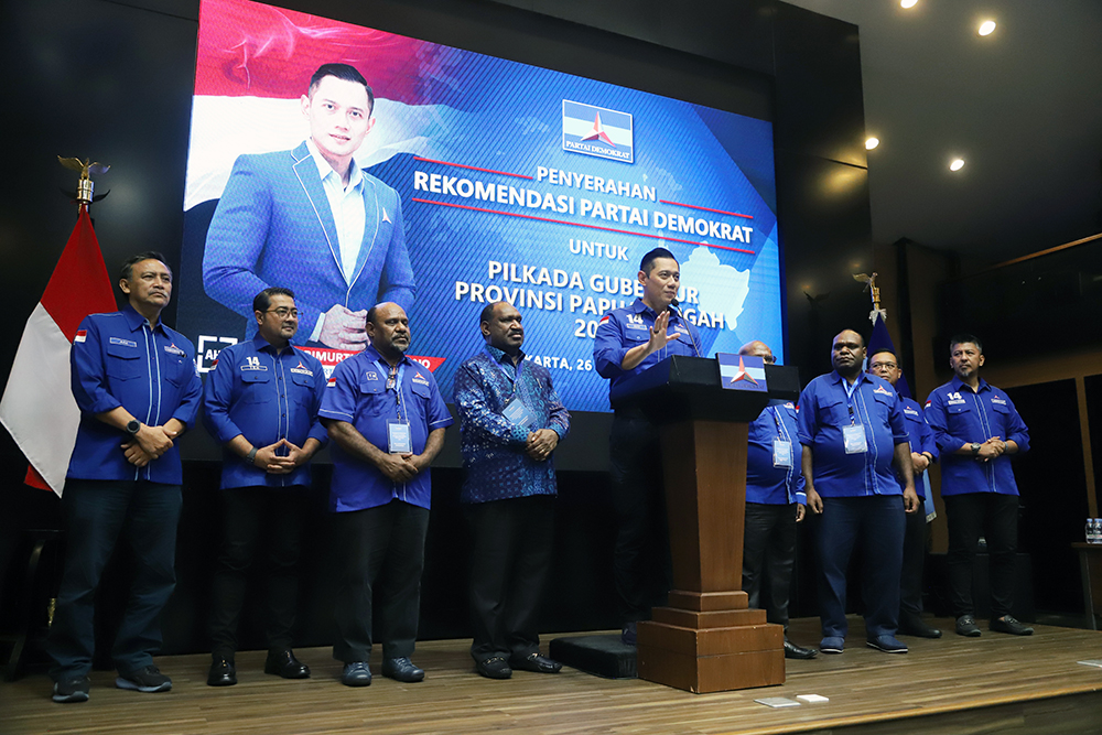 Ketum Demokrat Agus Harimurti Yudhoyono memberikan surat rekomendasi kepala daerah. (BeritaNasional/Elvis Sendouw)