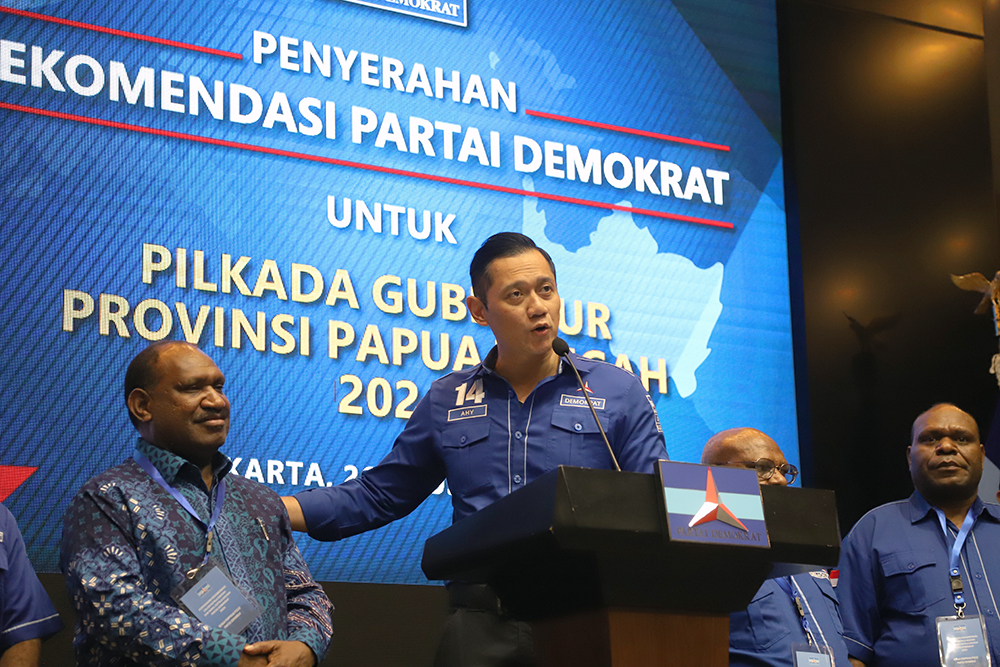 Ketum Demokrat Agus Harimurti Yudhoyono memberikan surat rekomendasi kepala daerah. (BeritaNasional/Elvis Sendouw)