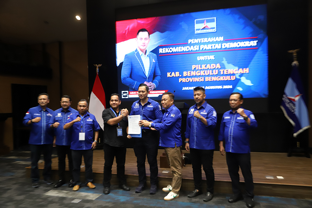 Ketum Demokrat Agus Harimurti Yudhoyono memberikan surat rekomendasi kepala daerah. (BeritaNasional/Elvis Sendouw)