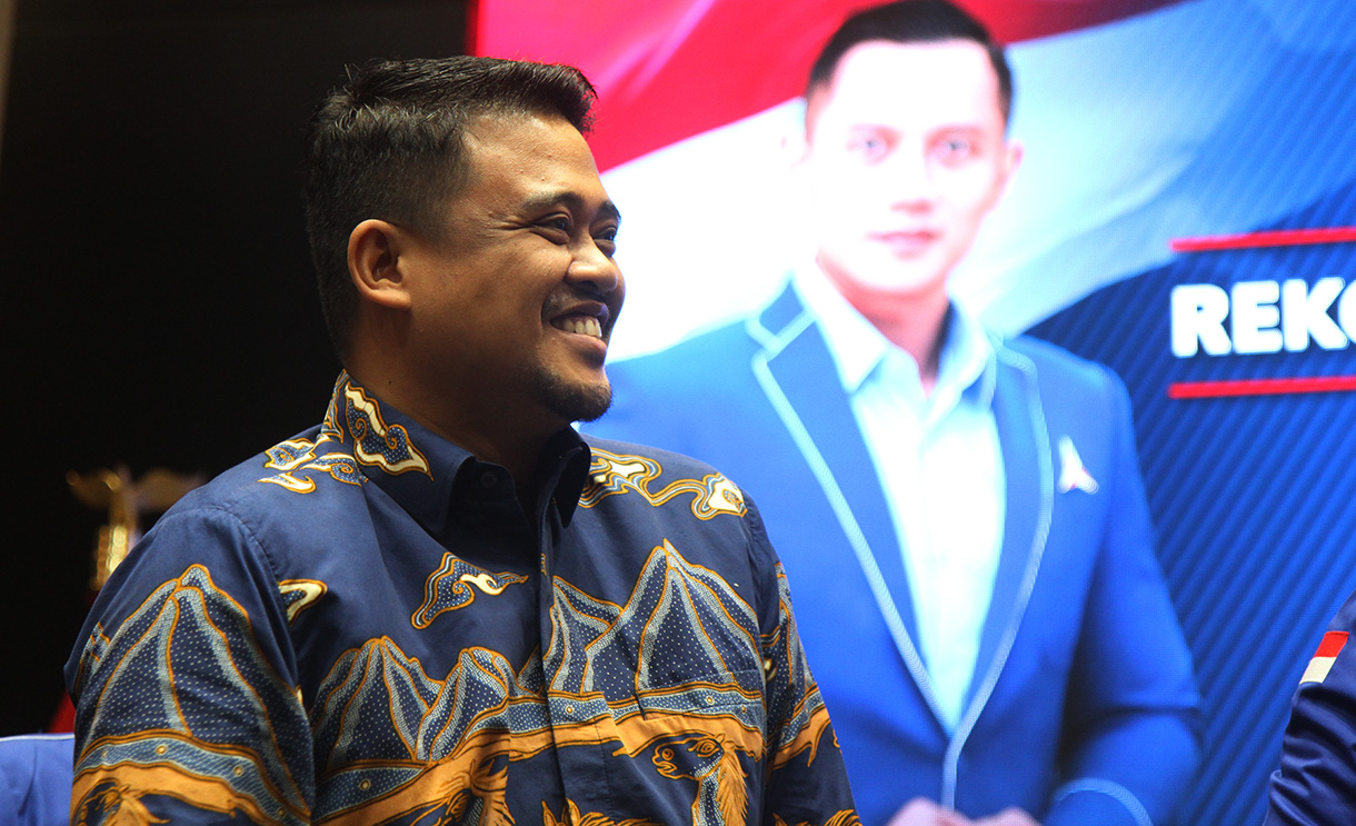 Ketua Umum DPP Partai Demokrat Agus Harimurti Yudhoyono (tengah) memberikan surat rekomendasi partai kepada bakal calon gubernur Muhammad Bobby Afif Nasution (kiri) dan bakal calon wakil gubernur Surya (kanan) untuk maju Pilkada Sumatra Utara 2024 di Kantor Partai Demokrat, Kamis (8/9/2024).  (BeritaNasional.com/Oke Atmaja)