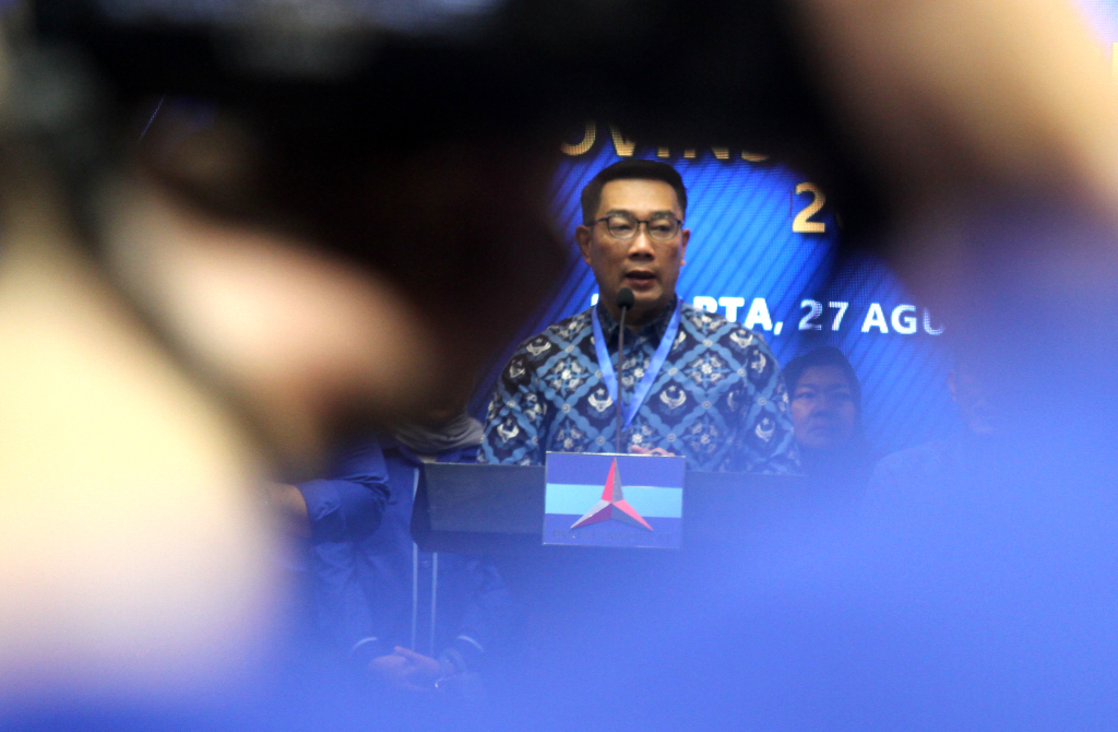 Calon Gubernur DKI Jakarta Ridwan Kamil memberikan salam di kantor DPP Demokrat, Jakarta, Selasa (27/8/2024).  (Berita Nasional.com/Oke Atmaja)