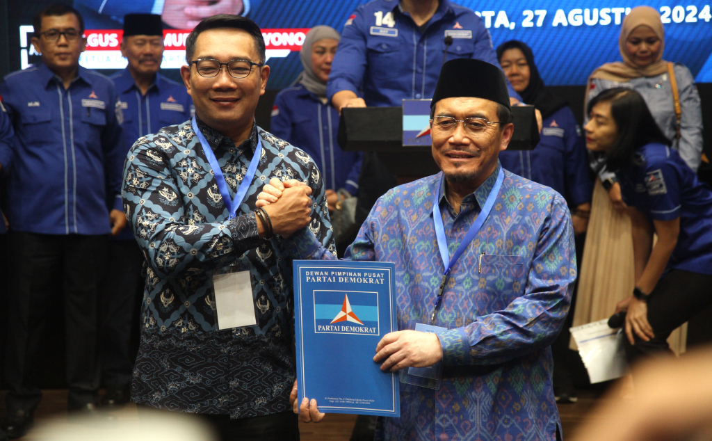 Calon Gubernur DKI Jakarta Ridwan Kamil memberikan salam di kantor DPP Demokrat, Jakarta, Selasa (27/8/2024).  (Berita Nasional.com/Oke Atmaja)