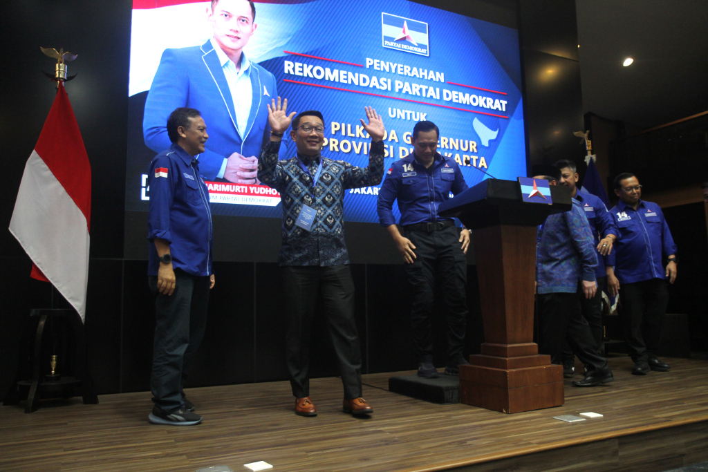 Calon Gubernur DKI Jakarta Ridwan Kamil memberikan salam di kantor DPP Demokrat, Jakarta, Selasa (27/8/2024).  (Berita Nasional.com/Oke Atmaja)