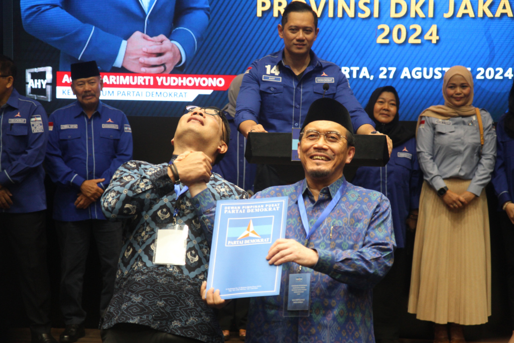 Calon Gubernur DKI Jakarta Ridwan Kamil memberikan salam di kantor DPP Demokrat, Jakarta, Selasa (27/8/2024).  (Berita Nasional.com/Oke Atmaja)