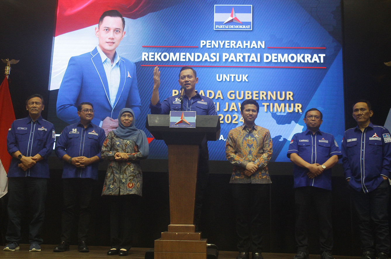 Ketua Umum DPP Partai Demokrat Agus Harimurti Yudhoyono (tengah)  menyerahkan surat rekomendasi partai untuk pencalonan Khofifah Indar Parawansa (kiri) dan Emil Dardak maju Pemilihan Kepala Daerah 2024 di kantor DPP Demokrat,Jakarta, Rabu (10/7/2024). (BeritaNasional.com/Oke Atmaja)