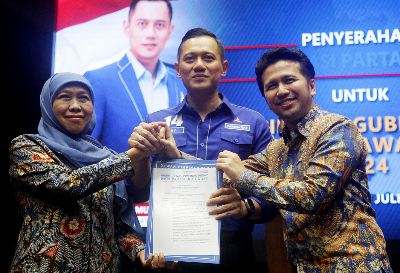 Ketua Umum DPP Partai Demokrat Agus Harimurti Yudhoyono (tengah)  menyerahkan surat rekomendasi partai untuk pencalonan Khofifah Indar Parawansa (kiri) dan Emil Dardak maju Pemilihan Kepala Daerah 2024 di kantor DPP Demokrat,Jakarta, Rabu (10/7/2024). (BeritaNasional.com/Oke Atmaja)