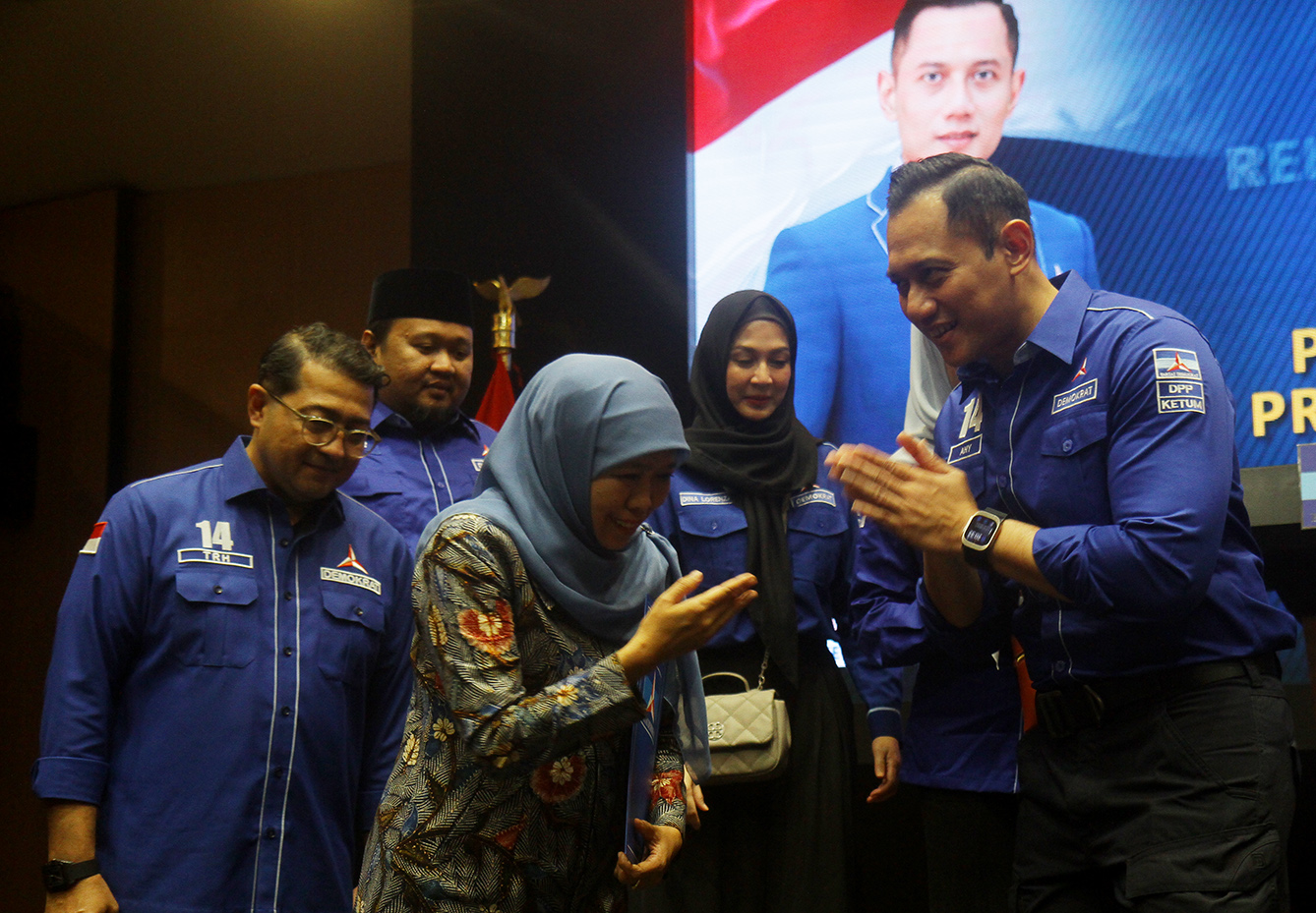 Ketua Umum DPP Partai Demokrat Agus Harimurti Yudhoyono (tengah)  menyerahkan surat rekomendasi partai untuk pencalonan Khofifah Indar Parawansa (kiri) dan Emil Dardak maju Pemilihan Kepala Daerah 2024 di kantor DPP Demokrat,Jakarta, Rabu (10/7/2024). (BeritaNasional.com/Oke Atmaja)