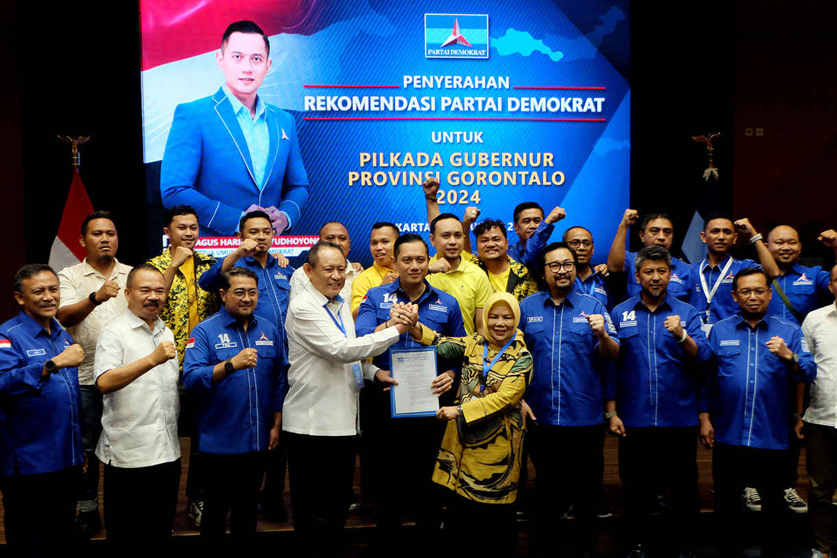 Bakal calon Gubernur Jawa Tengah Komjen Pol Ahmad Luthfi  berfoto usai menerima surat keputusan tentang persetujuan pasangan calon di Kantor DPP Partai Gerindra, Jakarta, Jumat (23/7/2024).  (BeritaNasional.com/ Oke Atmaja