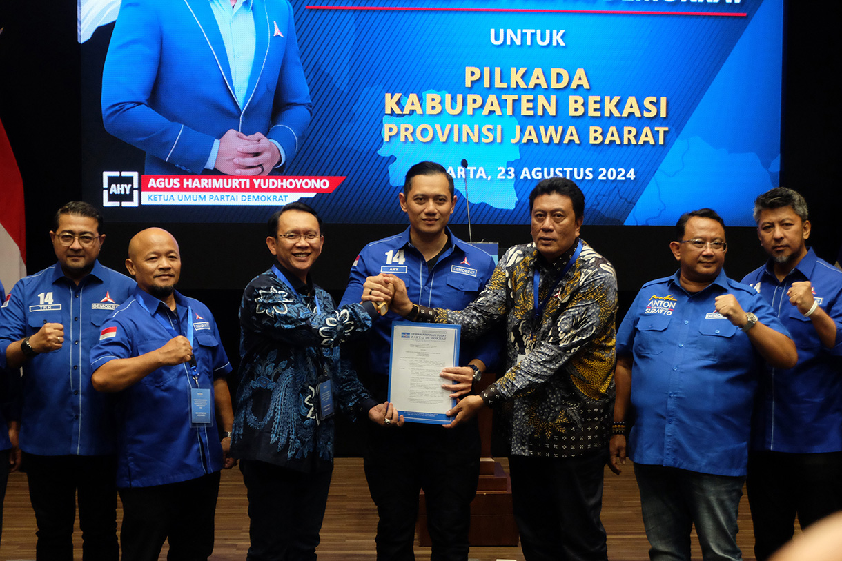 Bakal calon Gubernur Jawa Tengah Komjen Pol Ahmad Luthfi  berfoto usai menerima surat keputusan tentang persetujuan pasangan calon di Kantor DPP Partai Gerindra, Jakarta, Jumat (23/7/2024).  (BeritaNasional.com/ Oke Atmaja