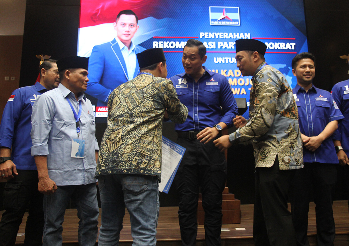 Ketua Umum Partai Demokrat Agus Harimurti Yudhoyono (tengah) menyerahkan surat rekomendasi bakal calon bupati dan wakil bupati Banyuwangi, Jawa Timur, kepada Ipuk Fiestiandani (kiri) dan Mujiono (kanan) di DPP Partai Demokrat, Jakarta, Kamis (8/8/2024). (BeritaNasional.com/Oke Atmaja)