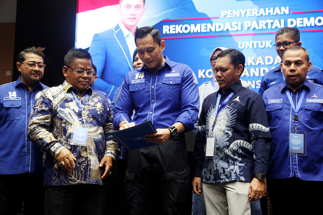 Ketua Umum Partai Demokrat Agus Harimurti Yudhoyono (tengah) menyerahkan surat rekomendasi kepada bakal calon gubernur Kalimantan Tengah Nadalsyah (kiri) dan bakal calon wakil gubernur Sigit Karyawan Yunianto (kanan) di DPP Partai Demokrat, Jakarta, Kamis (15/8/2024). (BeritaNasional.com/ Oke Atmaja)