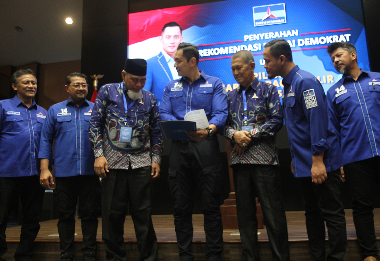 Ketua Umum Partai Demokrat Agus Harimurti Yudhoyono (tengah) menyerahkan surat rekomendasi kepada bakal calon gubernur Kalimantan Tengah Nadalsyah (kiri) dan bakal calon wakil gubernur Sigit Karyawan Yunianto (kanan) di DPP Partai Demokrat, Jakarta, Kamis (15/8/2024). (BeritaNasional.com/ Oke Atmaja)