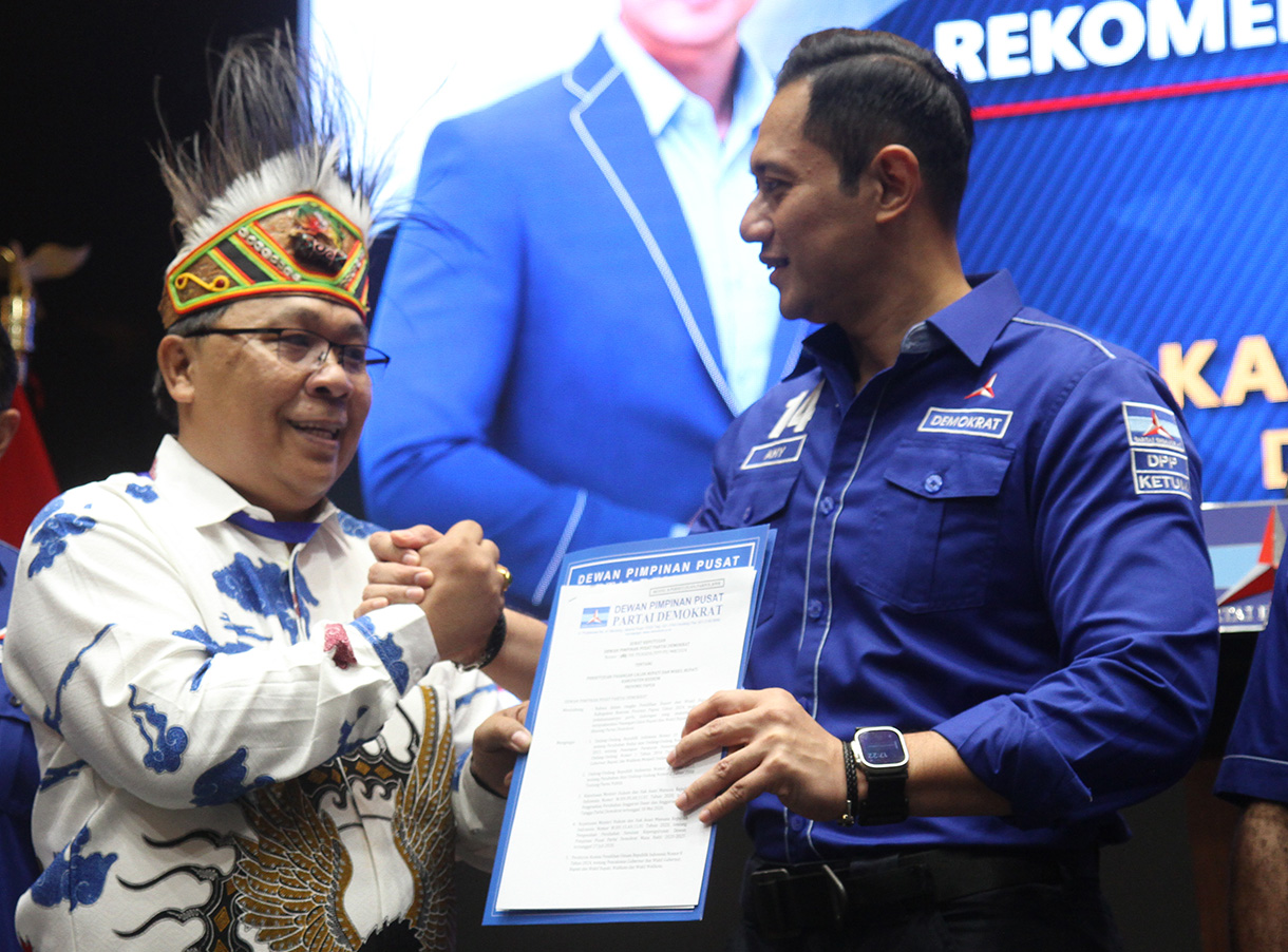 Ketua Umum Partai Demokrat Agus Harimurti Yudhoyono (tengah) menyerahkan surat rekomendasi kepada bakal calon gubernur Kalimantan Tengah Nadalsyah (kiri) dan bakal calon wakil gubernur Sigit Karyawan Yunianto (kanan) di DPP Partai Demokrat, Jakarta, Kamis (15/8/2024). (BeritaNasional.com/ Oke Atmaja)