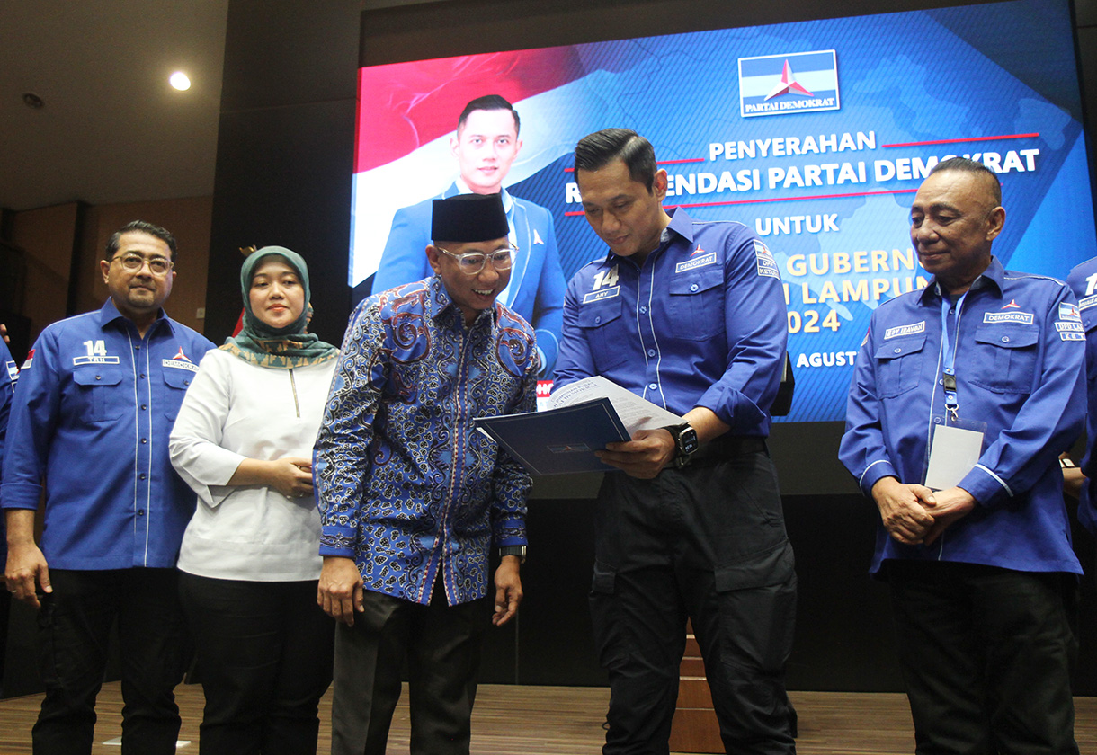 Ketua Umum Partai Demokrat Agus Harimurti Yudhoyono (tengah) menyerahkan surat rekomendasi kepada bakal calon gubernur Kalimantan Tengah Nadalsyah (kiri) dan bakal calon wakil gubernur Sigit Karyawan Yunianto (kanan) di DPP Partai Demokrat, Jakarta, Kamis (15/8/2024). (BeritaNasional.com/ Oke Atmaja)