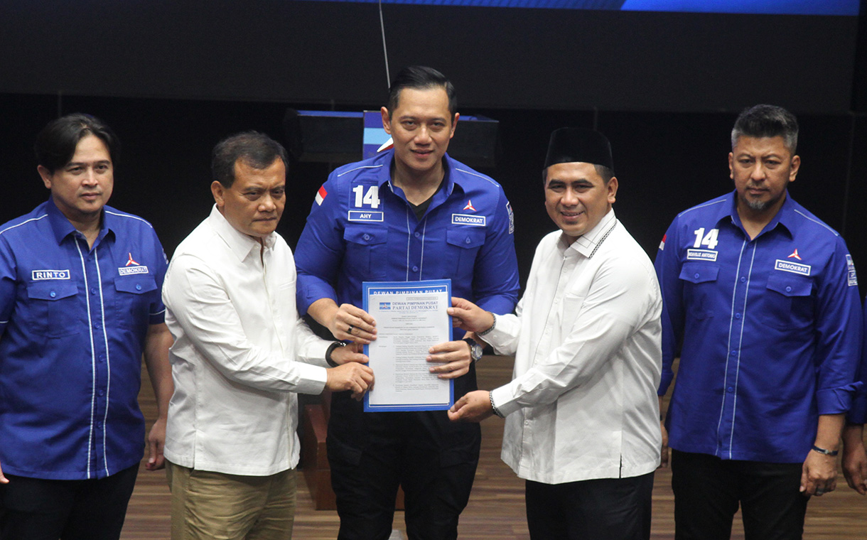 Bakal Calon Gubernur Jateng Ahmad Luthfi berbincang dengan Bakal Calon Wakil Gubernur Jateng Ahmad Luthfi-Taj Yasin saat akan menerima rekomendasi dari Partai Demokrat untuk maju pada Pilkada Provinsi Jateng di kantor DPP Partai Demokrat, Jakarta, Selasa (27/8/2024).  (BeritaNasional.com/ Oke Atmaja)