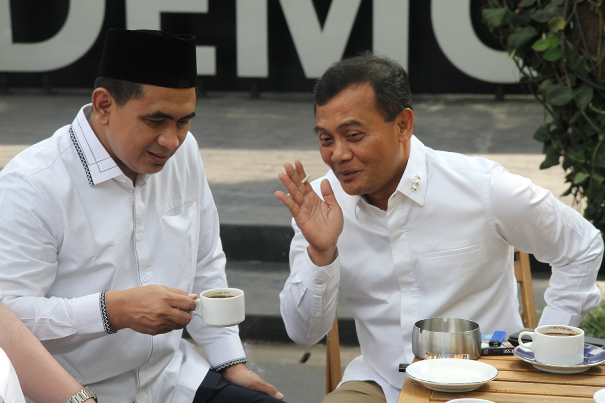 Bakal Calon Gubernur Jateng Ahmad Luthfi berbincang dengan Bakal Calon Wakil Gubernur Jateng Ahmad Luthfi-Taj Yasin saat akan menerima rekomendasi dari Partai Demokrat untuk maju pada Pilkada Provinsi Jateng di kantor DPP Partai Demokrat, Jakarta, Selasa (27/8/2024).  (BeritaNasional.com/ Oke Atmaja)