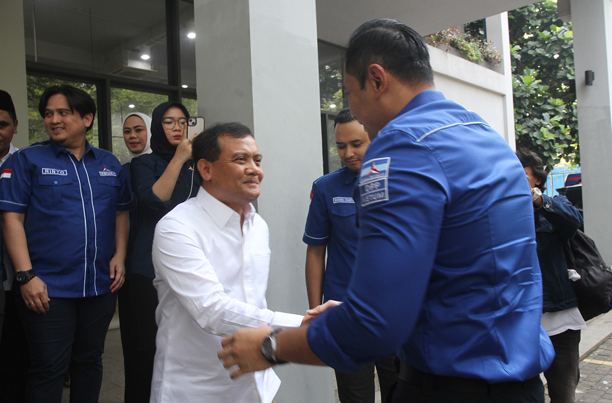 Bakal Calon Gubernur Jateng Ahmad Luthfi berbincang dengan Bakal Calon Wakil Gubernur Jateng Ahmad Luthfi-Taj Yasin saat akan menerima rekomendasi dari Partai Demokrat untuk maju pada Pilkada Provinsi Jateng di kantor DPP Partai Demokrat, Jakarta, Selasa (27/8/2024).  (BeritaNasional.com/ Oke Atmaja)