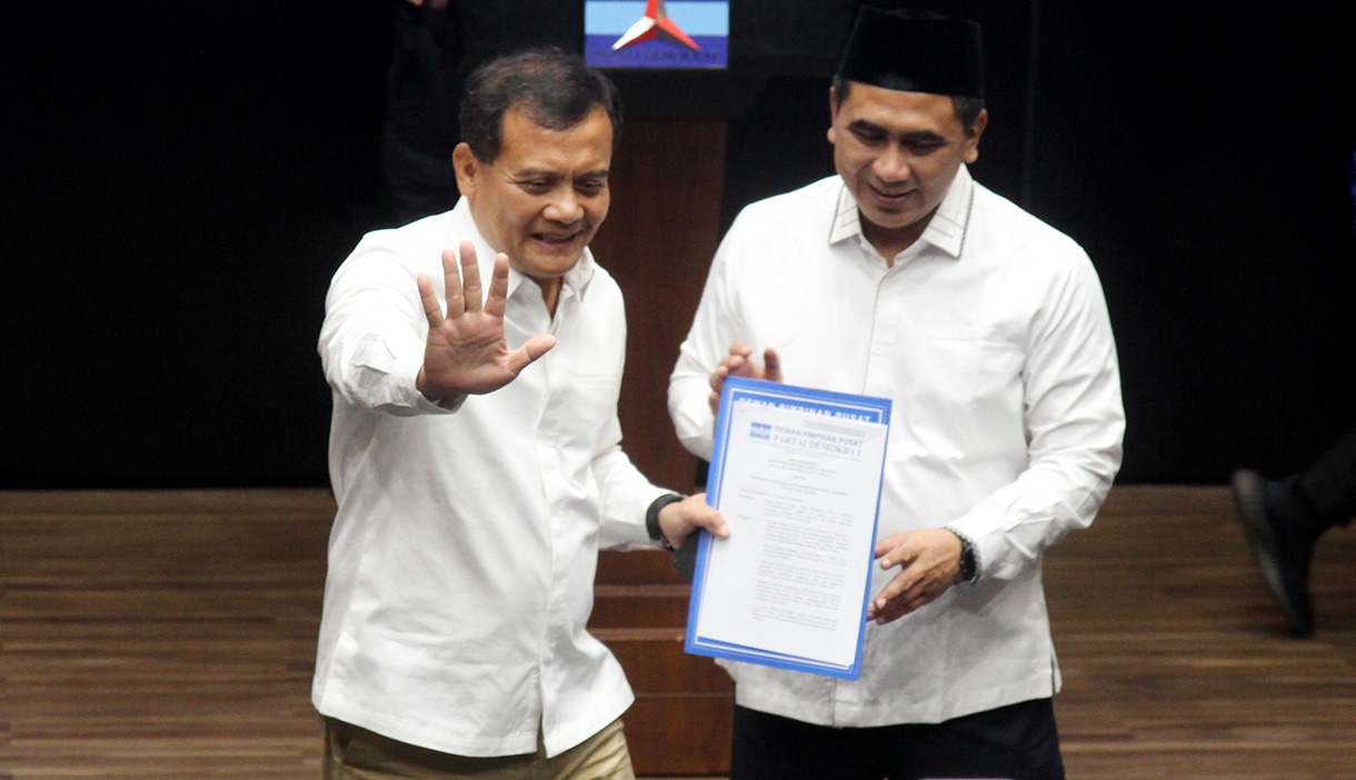 Bakal Calon Gubernur Jateng Ahmad Luthfi berbincang dengan Bakal Calon Wakil Gubernur Jateng Ahmad Luthfi-Taj Yasin saat akan menerima rekomendasi dari Partai Demokrat untuk maju pada Pilkada Provinsi Jateng di kantor DPP Partai Demokrat, Jakarta, Selasa (27/8/2024).  (BeritaNasional.com/ Oke Atmaja)