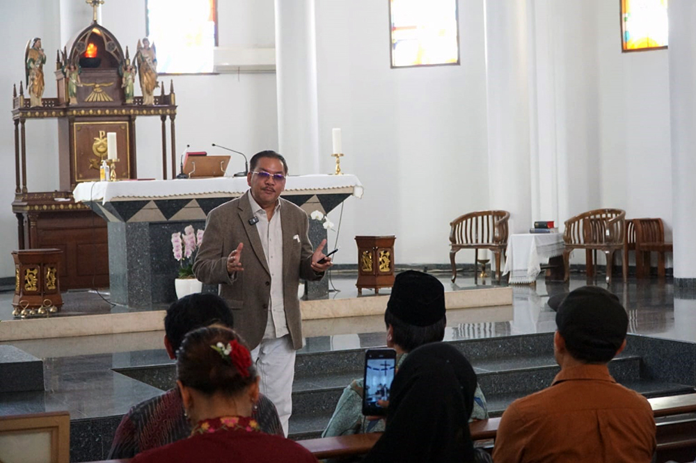 Lukisan bertema toleransi diserahkan Denny JA kepada Gereja  Katolik Santo Servatius. (BeritaNasional/Elvis Sendouw)