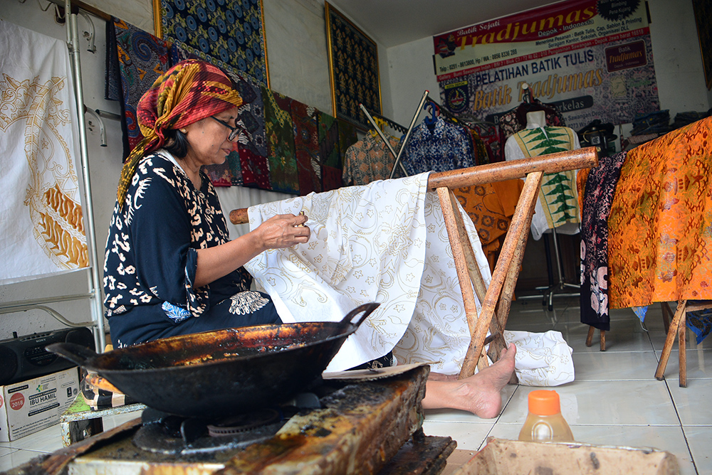Perajin membuat batik khas kota Depok. (BeritaNasional/Elvis Sendouw)