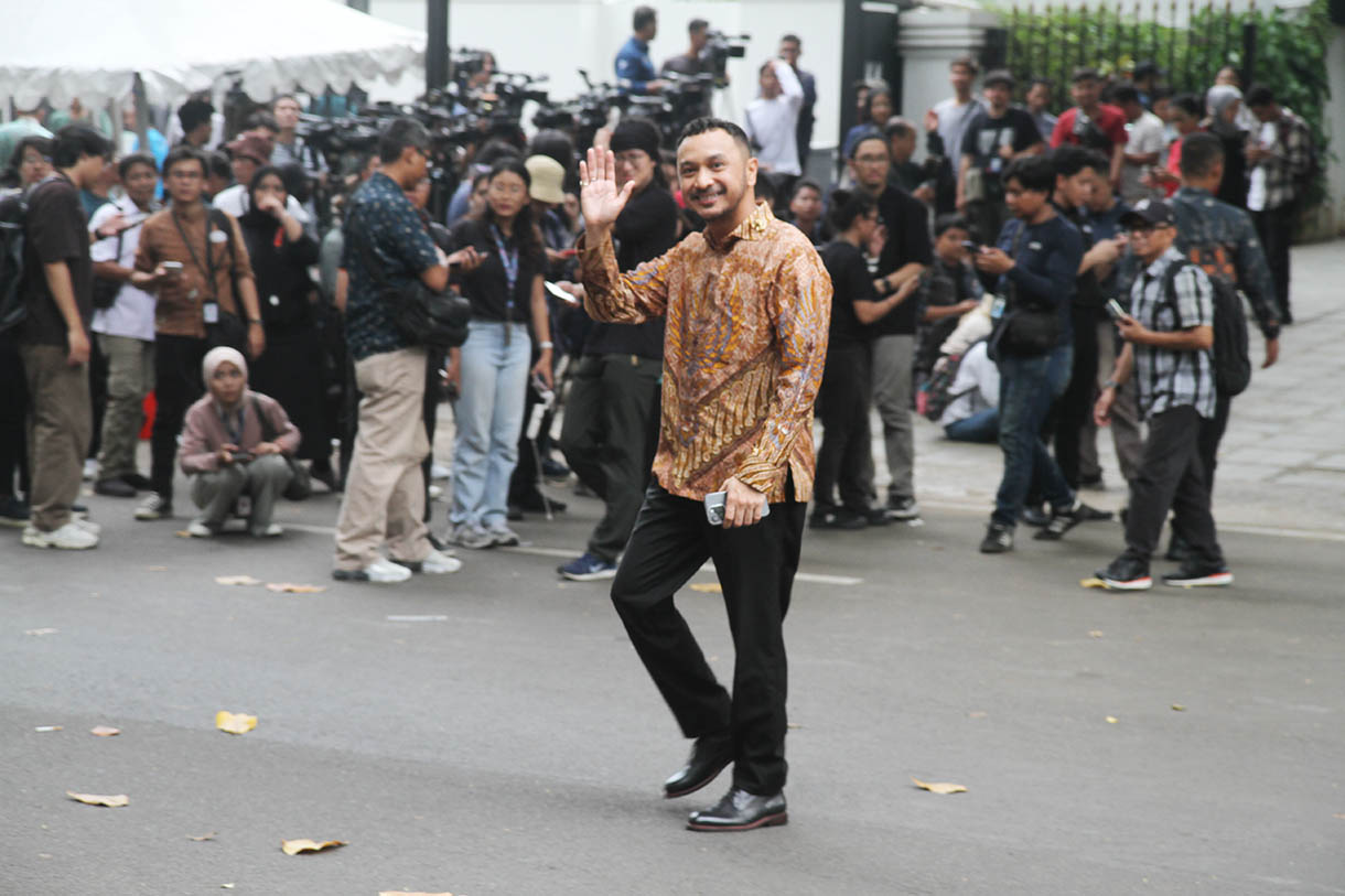 Raffi Ahmad Bersama Musikus Yovie Widianto menyapa wartawan setibanya di kediaman Presiden Terpilih Prabowo Subianto di Jalan Kertanegara, Jakarta Selatan, Selasa (15/10/2024). (BeritaNasional.com/Oke Atmaja)