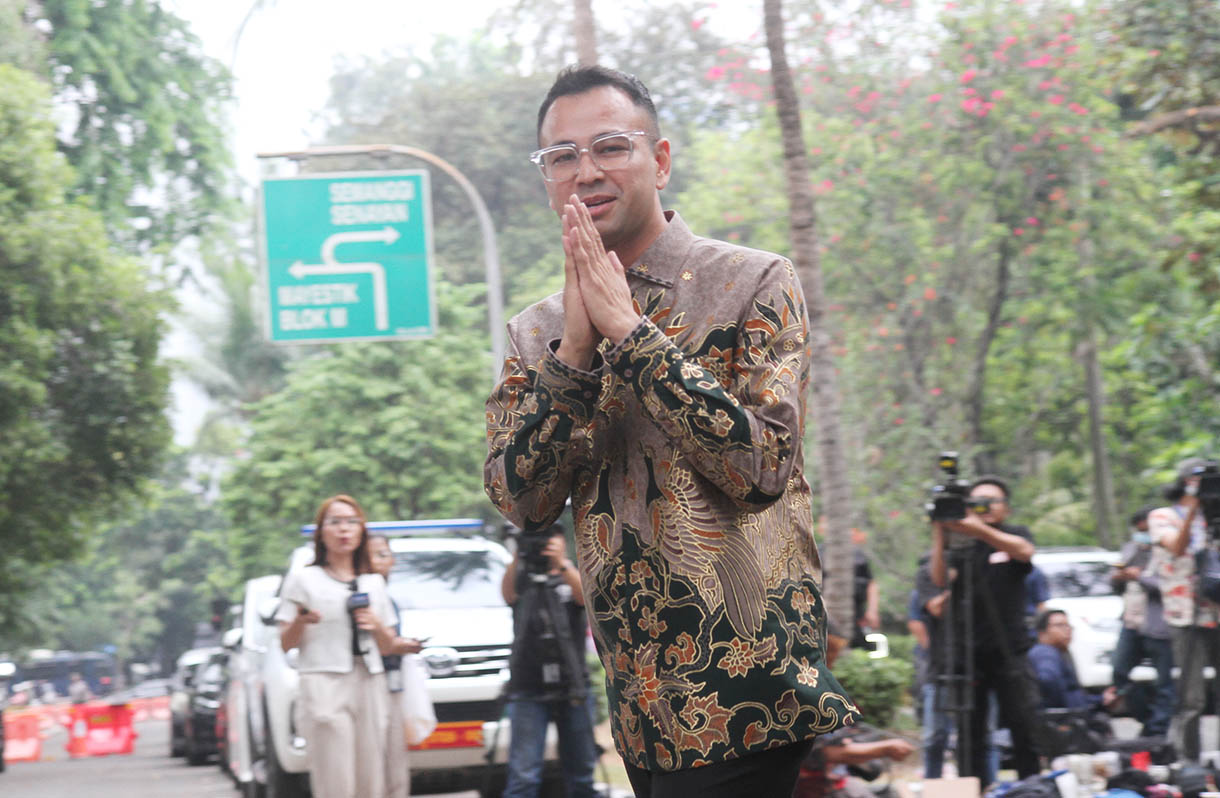 Raffi Ahmad Bersama Musikus Yovie Widianto menyapa wartawan setibanya di kediaman Presiden Terpilih Prabowo Subianto di Jalan Kertanegara, Jakarta Selatan, Selasa (15/10/2024). (BeritaNasional.com/Oke Atmaja)