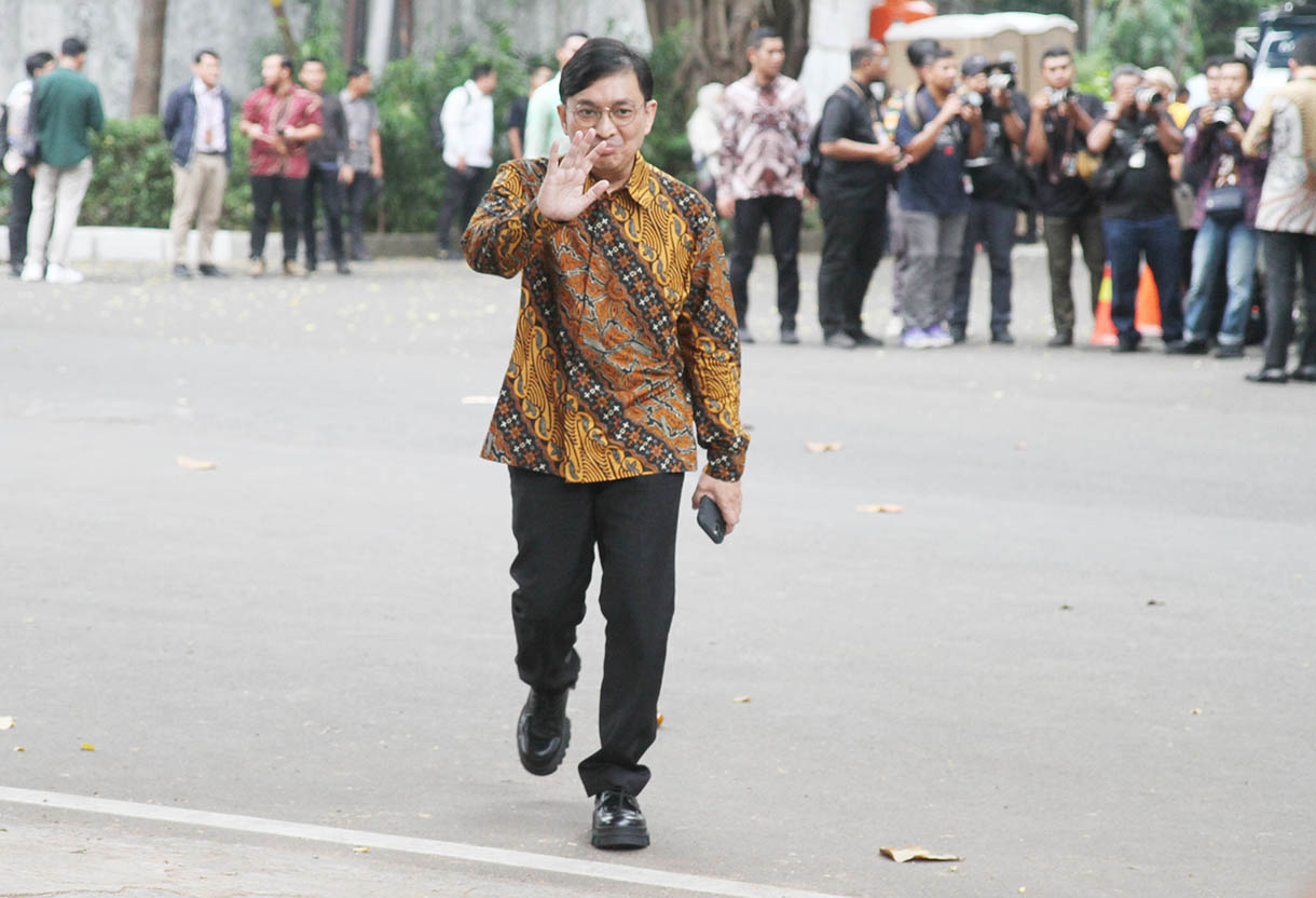 Raffi Ahmad Bersama Musikus Yovie Widianto menyapa wartawan setibanya di kediaman Presiden Terpilih Prabowo Subianto di Jalan Kertanegara, Jakarta Selatan, Selasa (15/10/2024). (BeritaNasional.com/Oke Atmaja)