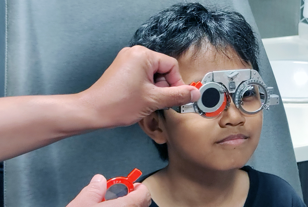 Seorang anak menjalani pemeriksaan mata di Klinik Mata Nusantara EyeCare, Jakarta. (BeritaNasional/Elvis Sendouw)