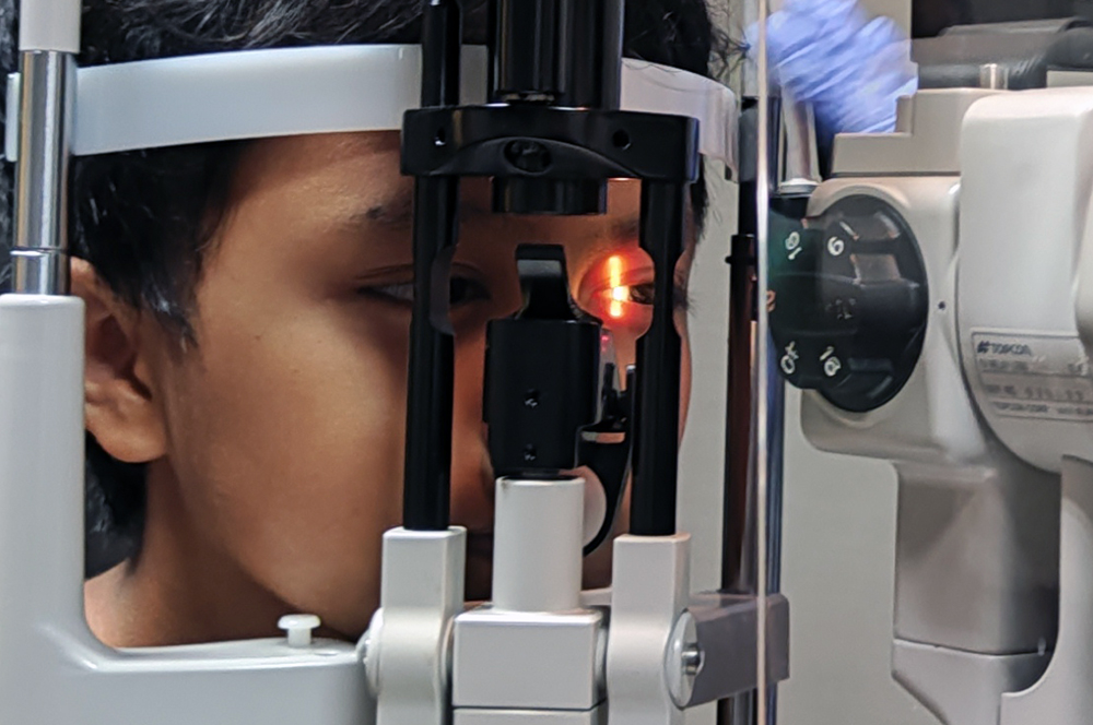 Seorang anak menjalani pemeriksaan mata di Klinik Mata Nusantara EyeCare, Jakarta. (BeritaNasional/Elvis Sendouw)
