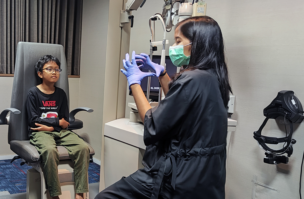 Seorang anak menjalani pemeriksaan mata di Klinik Mata Nusantara EyeCare, Jakarta. (BeritaNasional/Elvis Sendouw)
