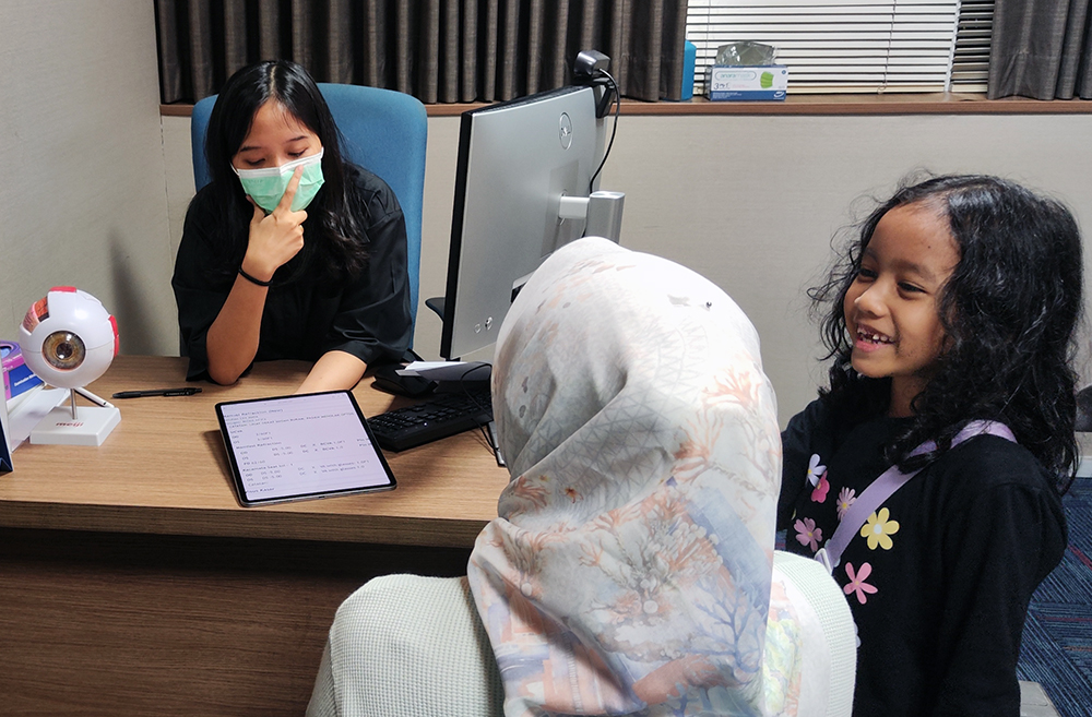Seorang anak menjalani pemeriksaan mata di Klinik Mata Nusantara EyeCare, Jakarta. (BeritaNasional/Elvis Sendouw)