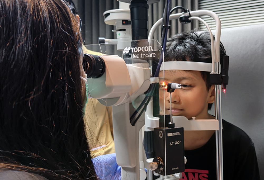 Seorang anak menjalani pemeriksaan mata di Klinik Mata Nusantara EyeCare, Jakarta. (BeritaNasional/Elvis Sendouw)