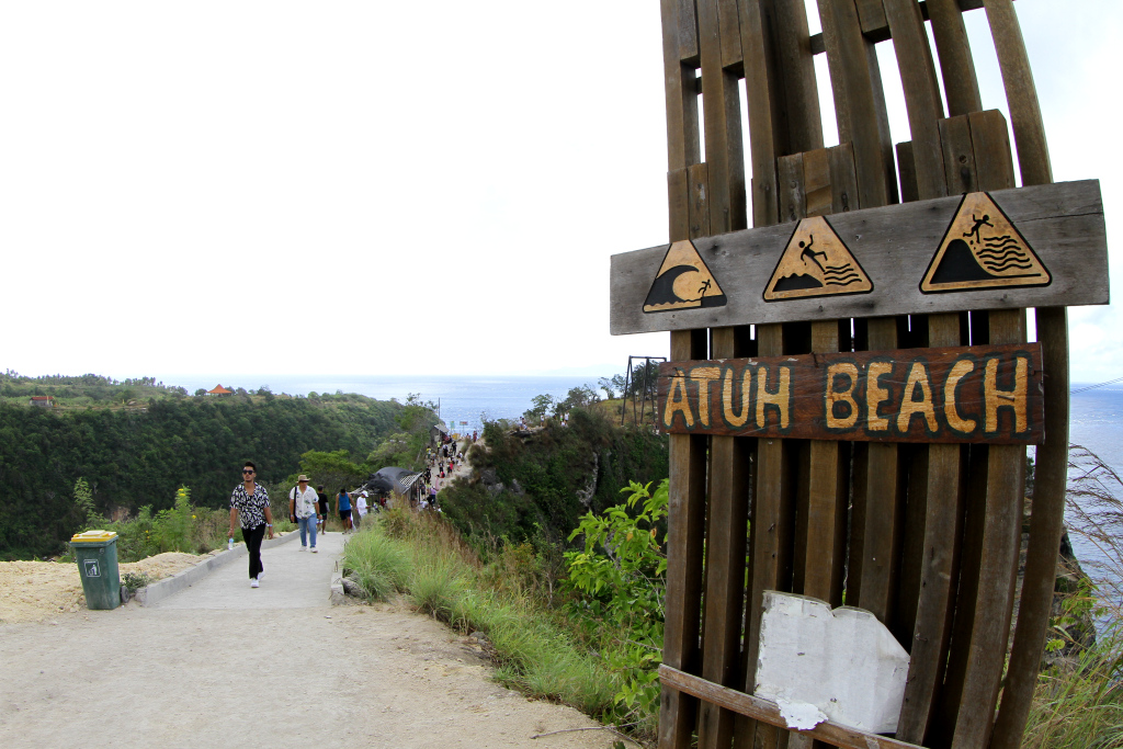 Pengunjung berfoto berlatar pantai Diamond Beach di Nusa Penida, Bali, Minggu (2/6/2024).  (BeritaNasional.Com/Oke Atmaja)