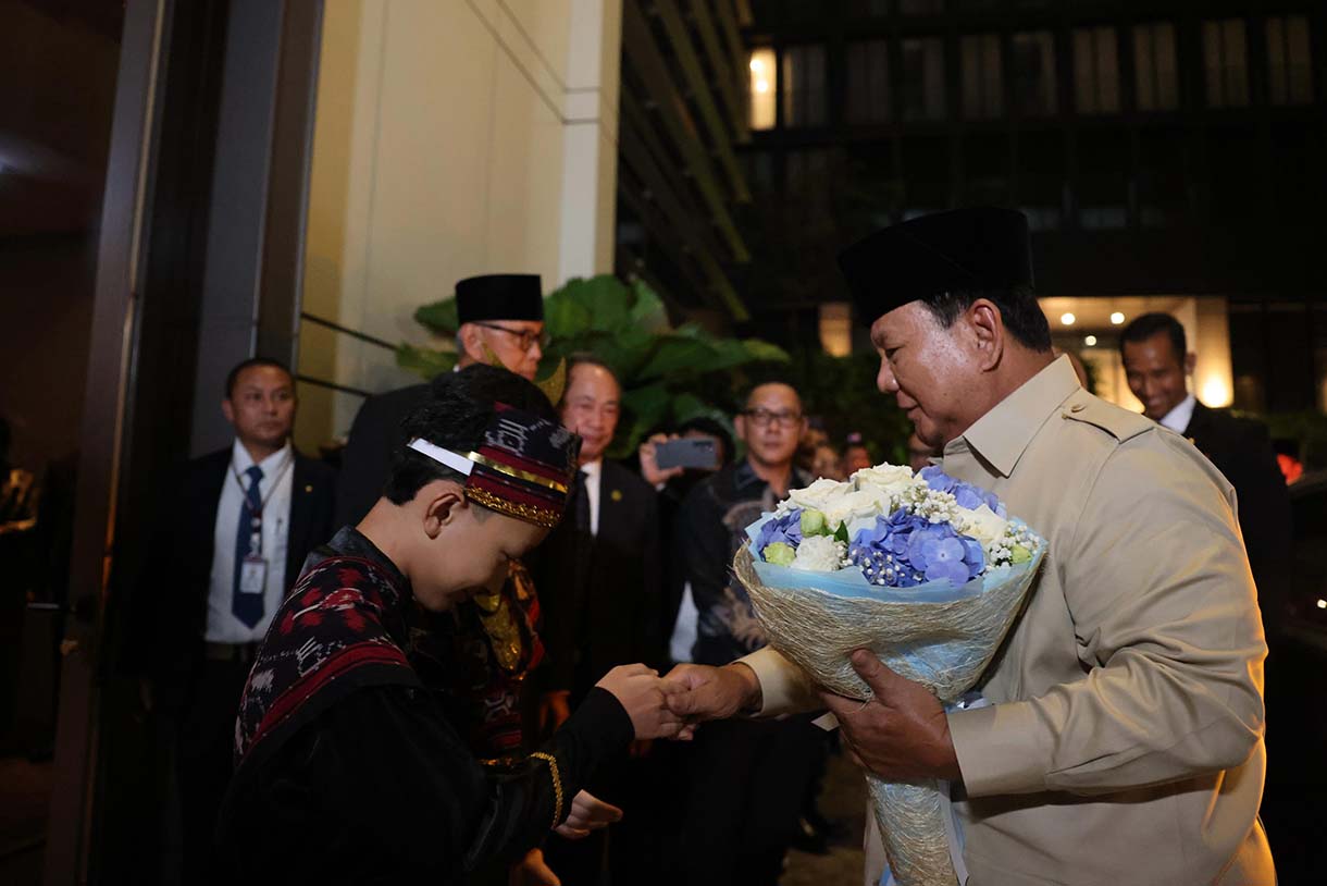 Diaspora Indonesia Sambut Kedatangan Presiden Prabowo di Bangkok Presiden Prabowo disambut oleh diaspora Indonesia di hotel tempatnya bermalam di Bangkok, Thailand, Sabtu (17/5/2025). (Foto/Biro Pers)