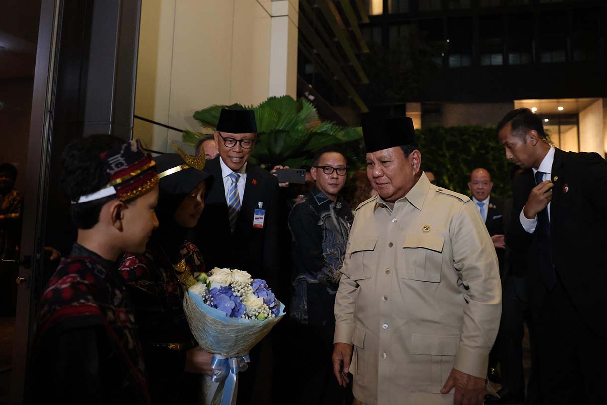 Diaspora Indonesia Sambut Kedatangan Presiden Prabowo di Bangkok Presiden Prabowo disambut oleh diaspora Indonesia di hotel tempatnya bermalam di Bangkok, Thailand, Sabtu (17/5/2025). (Foto/Biro Pers)