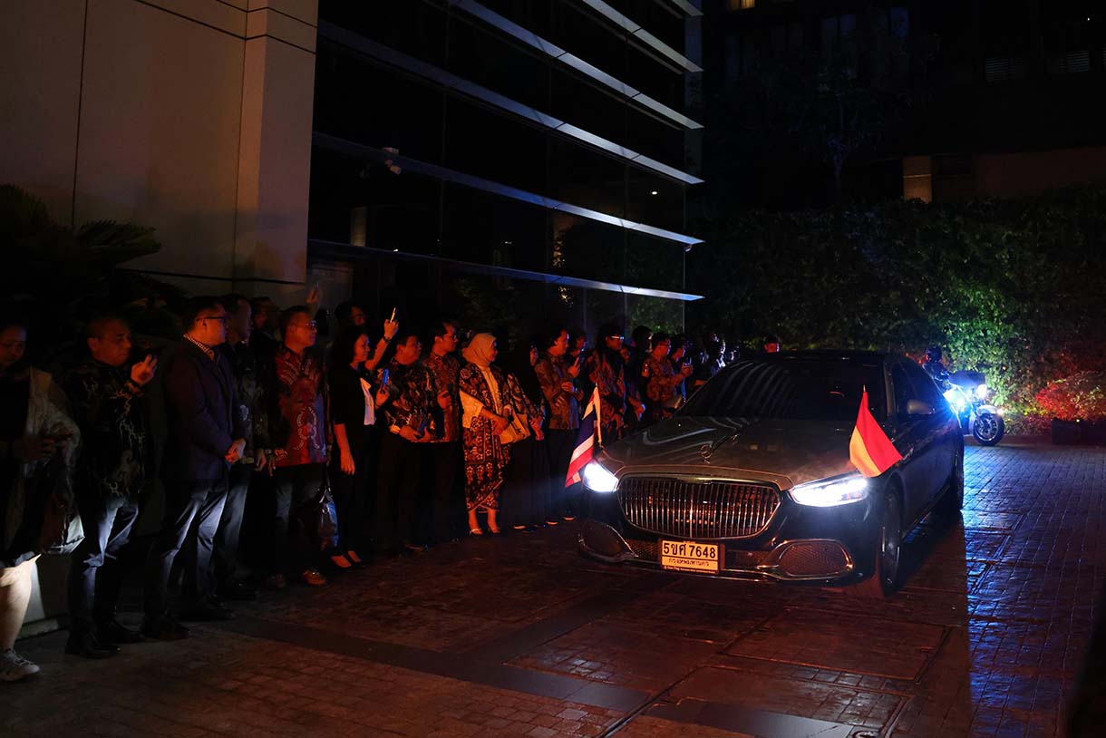 Diaspora Indonesia Sambut Kedatangan Presiden Prabowo di Bangkok Presiden Prabowo disambut oleh diaspora Indonesia di hotel tempatnya bermalam di Bangkok, Thailand, Sabtu (17/5/2025). (Foto/Biro Pers)