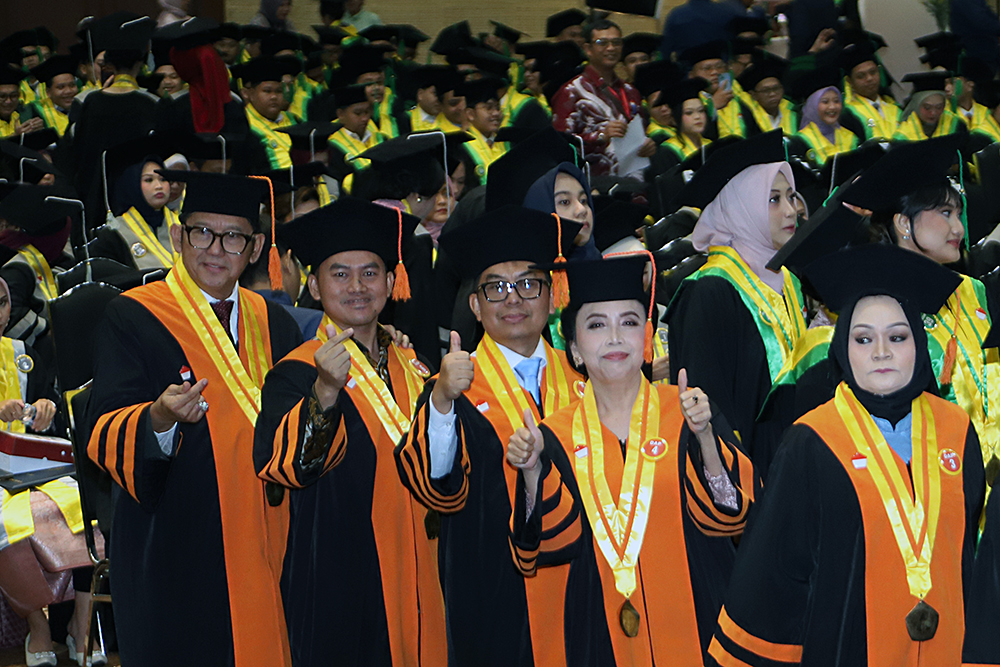 Pengendara sepeda motor melintas di Jalan Layang Non Tol (JLNT) Kampung Melayu-Tanah Abang di kawasan Casablanca, Jakarta, Rabu(20/5/2026).   (Beritanasional.com/Oke Atmaja)
