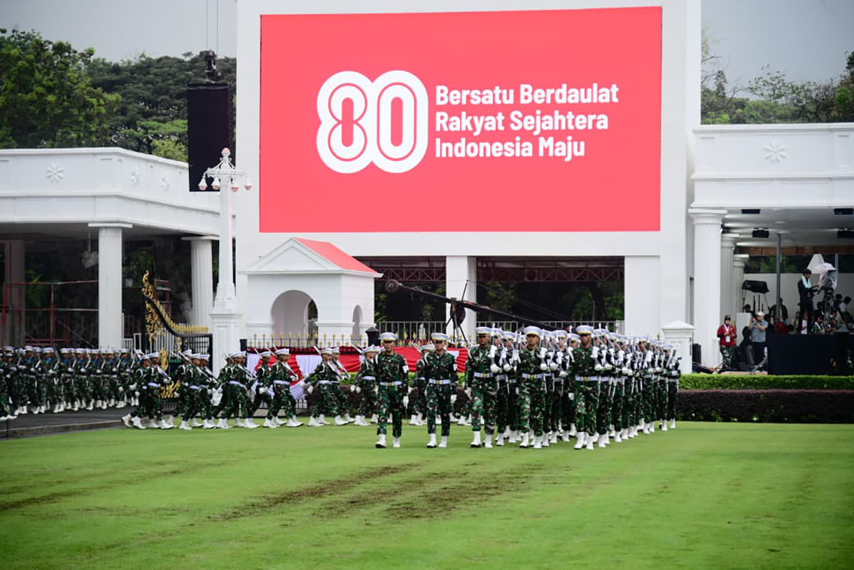 Diguyur Hujan Deras, Gladi Kotor Paskibraka di Istana Tetap Berlangsung Calon Paskibraka bersiap dalam barisan saat mengikuti gladi kotor pelaksanaan Upacara Pengibaran Bendera Merah Putih dalam rangka memperingati HUT Ke-80 Republik Indonesia di halaman Istana Merdeka, Jakarta, Selasa (12/8/2025). (Beritanasional.com/ Biro Pers)