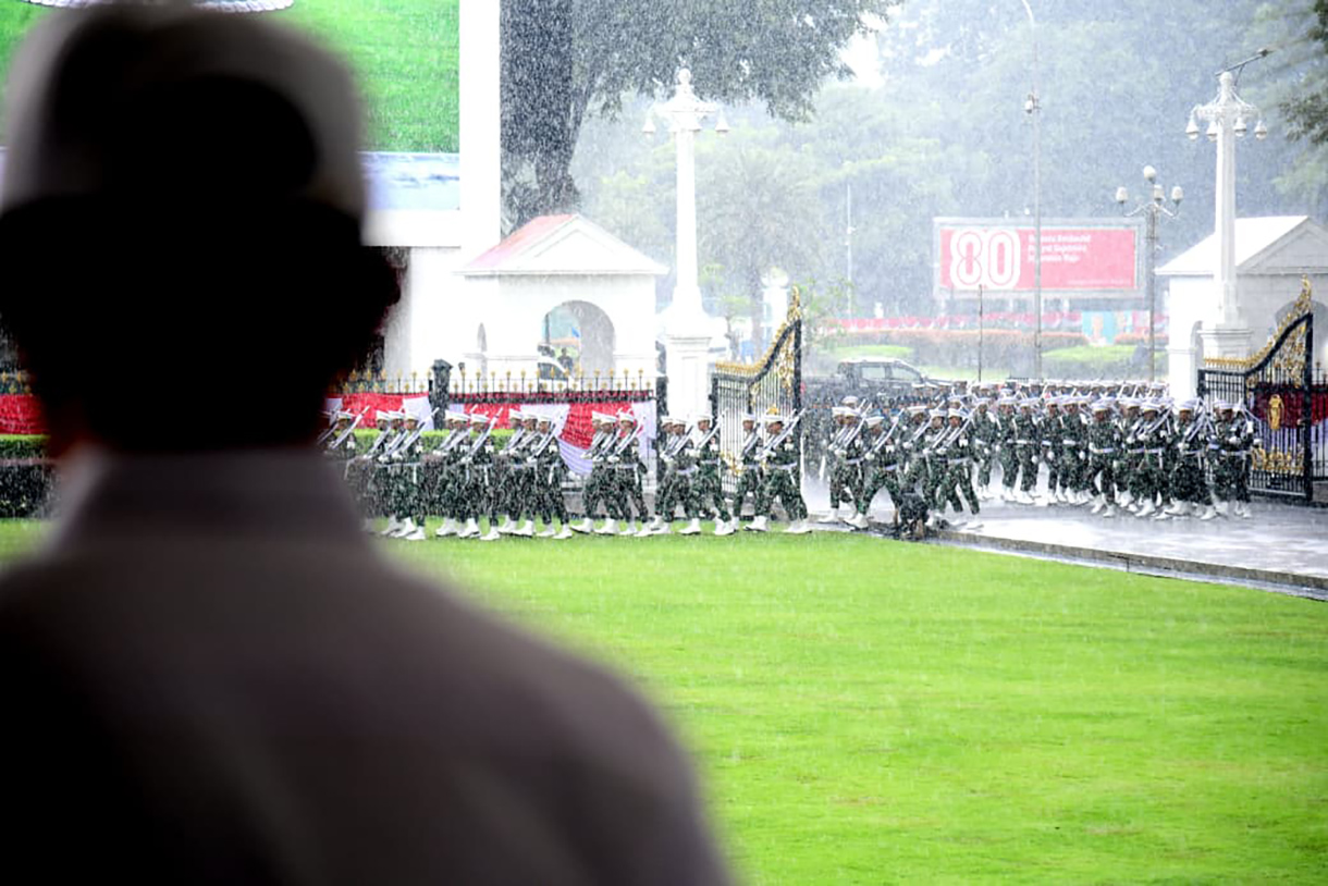 Diguyur Hujan Deras, Gladi Kotor Paskibraka di Istana Tetap Berlangsung Calon Paskibraka bersiap dalam barisan saat mengikuti gladi kotor pelaksanaan Upacara Pengibaran Bendera Merah Putih dalam rangka memperingati HUT Ke-80 Republik Indonesia di halaman Istana Merdeka, Jakarta, Selasa (12/8/2025). (Beritanasional.com/ Biro Pers)