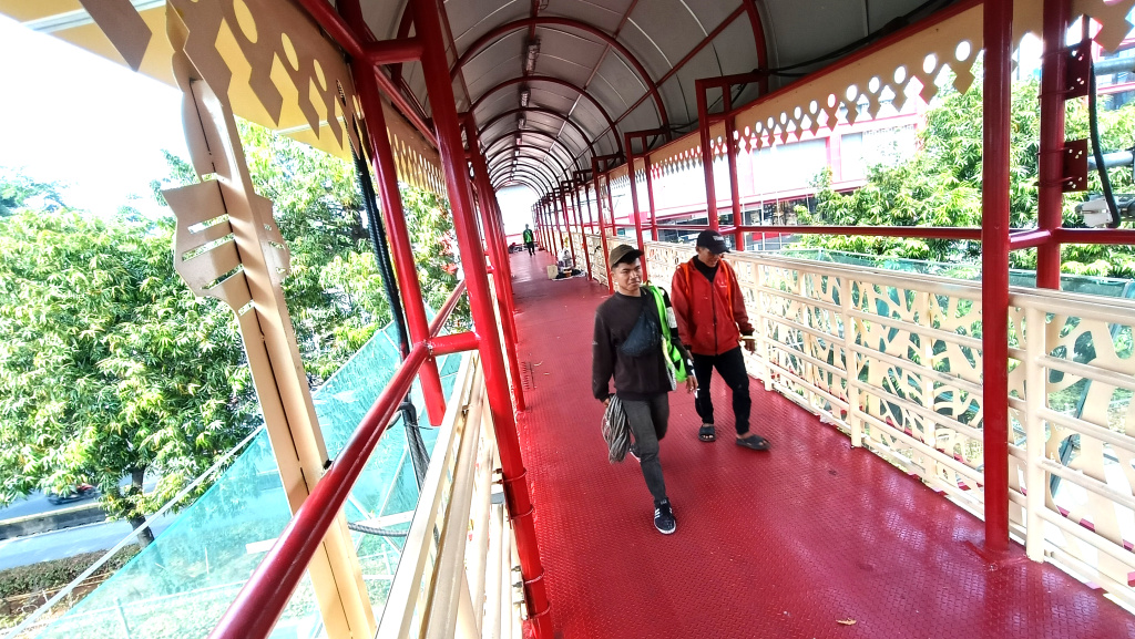 Dinas Bina Marga DKI Lakukan Pemeliharaan 10 JPO di Tahun 2025 Sejumlah pekerja mengerjakan pemeliharaan jembatan penyeberangan orang (JPO) Pasar Kenari di Jalan Salemba Raya, Senen, Jakarta Pusat, Kamis (16/10/2025). (Beritanasional.com/Oke Atmaja)