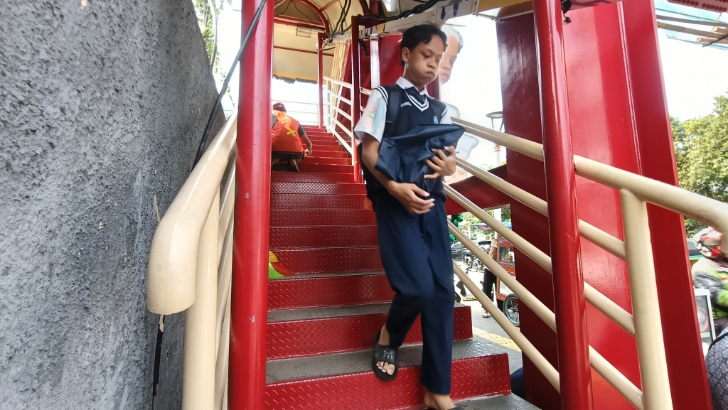Dinas Bina Marga DKI Lakukan Pemeliharaan 10 JPO di Tahun 2025 Sejumlah pekerja mengerjakan pemeliharaan jembatan penyeberangan orang (JPO) Pasar Kenari di Jalan Salemba Raya, Senen, Jakarta Pusat, Kamis (16/10/2025). (Beritanasional.com/Oke Atmaja)