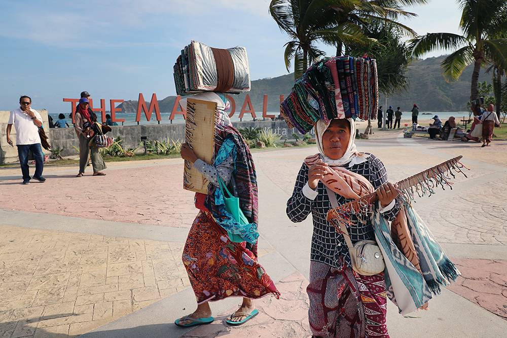 Dinas Pariwisata Targetkan Kunjungan Wisatawan ke NTB untuk Tahun 2025 2,5 Juta Orang Pedagang kain tenun Pantai Kuta Beach Park The Mandalika (KBP) mejual kain kearifan budaya lokal kepada wisatawan. (BeritaNasional/Elvis Sendouw)