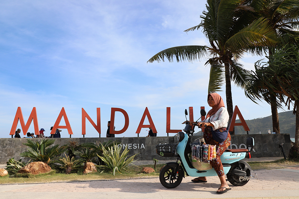 Dinas Pariwisata Targetkan Kunjungan Wisatawan ke NTB untuk Tahun 2025 2,5 Juta Orang Pedagang kain tenun Pantai Kuta Beach Park The Mandalika (KBP) mejual kain kearifan budaya lokal kepada wisatawan. (BeritaNasional/Elvis Sendouw)