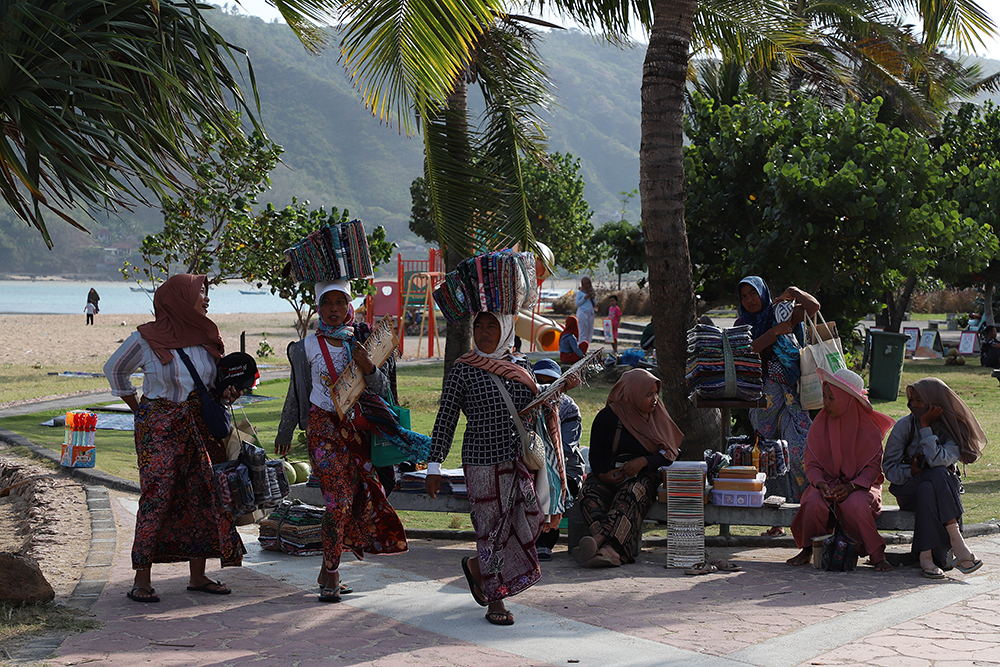 Dinas Pariwisata Targetkan Kunjungan Wisatawan ke NTB untuk Tahun 2025 2,5 Juta Orang Pedagang kain tenun Pantai Kuta Beach Park The Mandalika (KBP) mejual kain kearifan budaya lokal kepada wisatawan. (BeritaNasional/Elvis Sendouw)